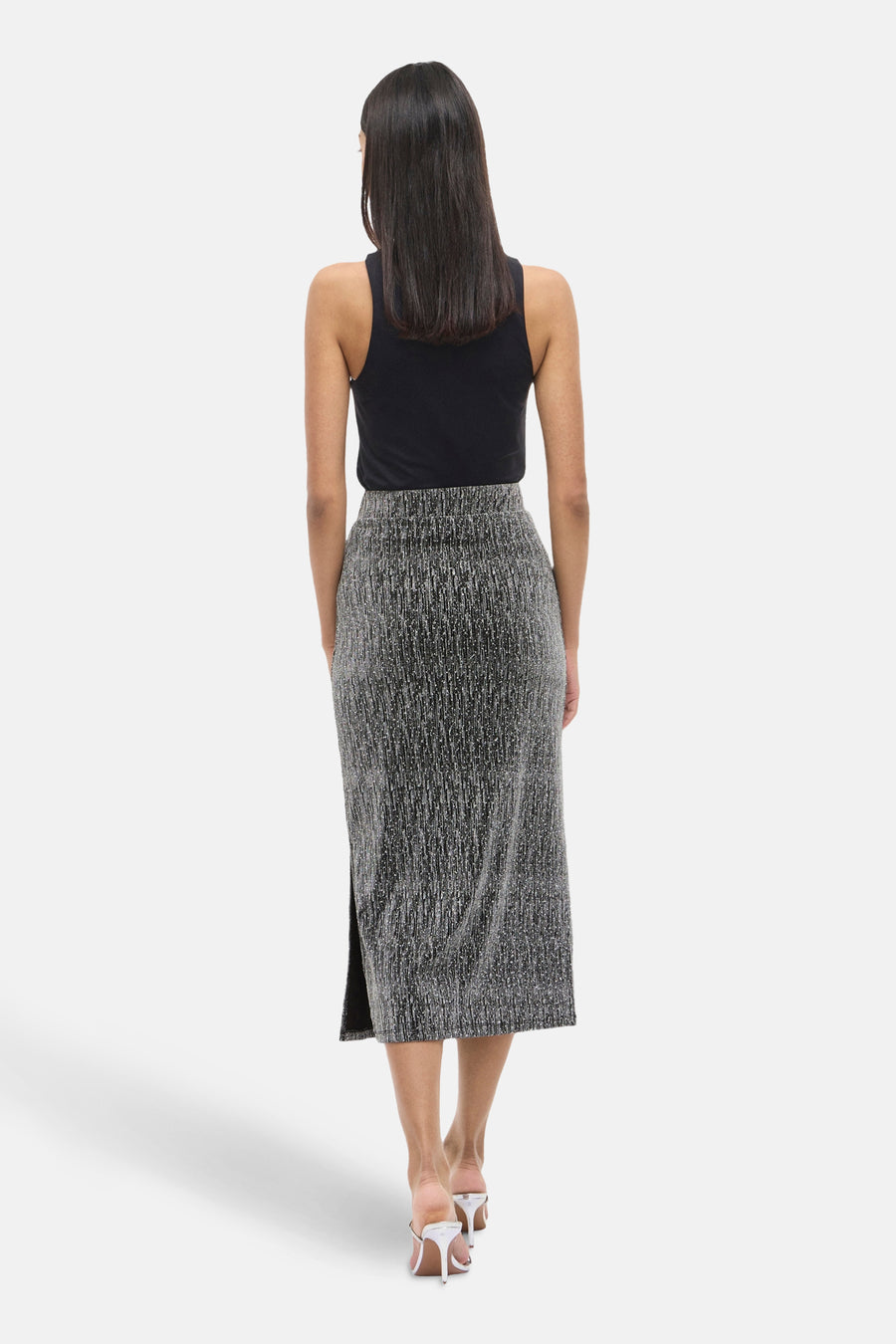 Zilveren lange rok van VILA® met een gemêleerde textuur en een zijsplit, van achteren gezien.