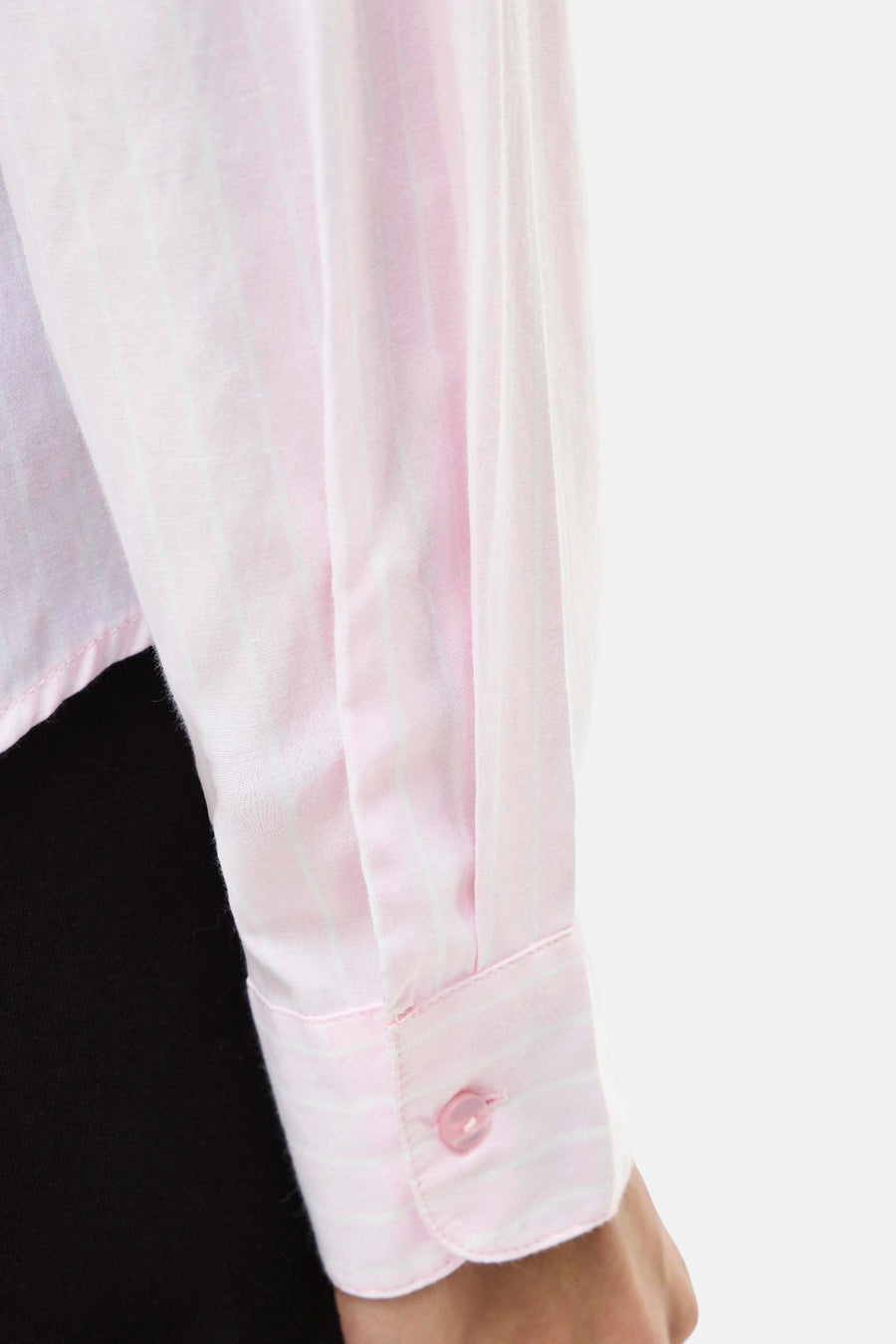 Chemise à manches longues rose rayée de VILA®, avec bouton sur la manchette et une texture douce.