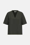 Blouse verte à manches courtes de VILA, avec un col en V et une texture subtile.
