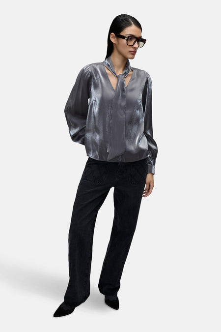 Zilverkleurige blouse met lange mouwen van VILA®, met strikkraag en metallic effect.