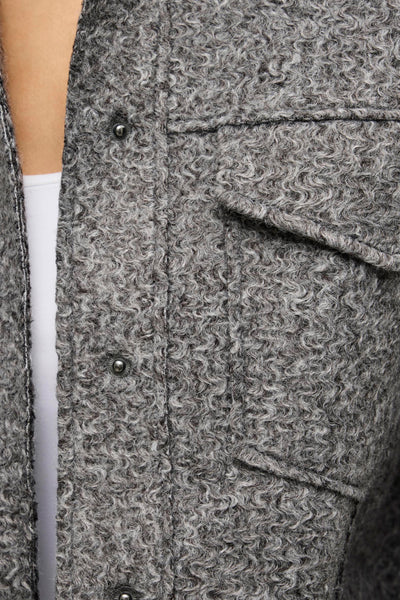 Veste courte grise de VILA, en texture bouclée avec poche plaquée et boutons pression.