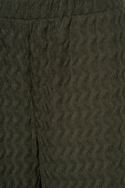 Pantalon vert texturé de VILA®, motif ondulé subtil et coupe décontractée.
