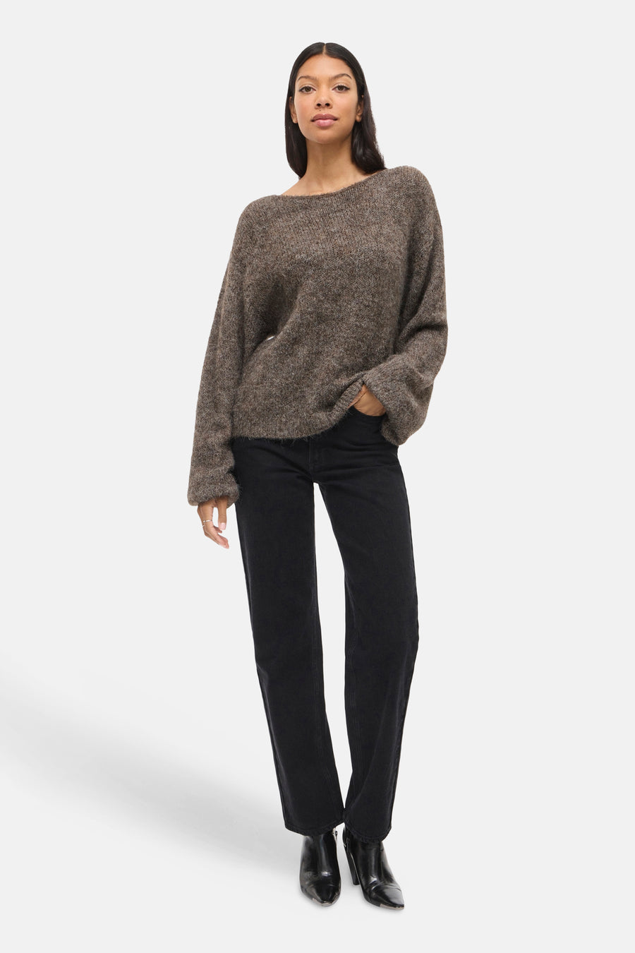 Pull brun de VILA, porté avec un jean noir et des bottines en cuir à talons hauts.
