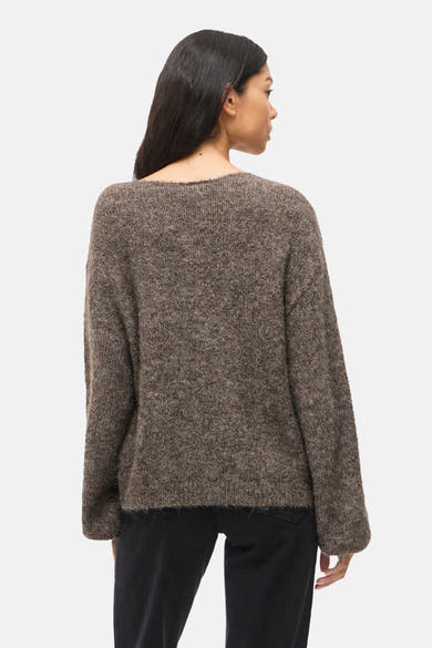 Pull brun en maille de VILA®, vu de dos, porté avec un jean noir.
