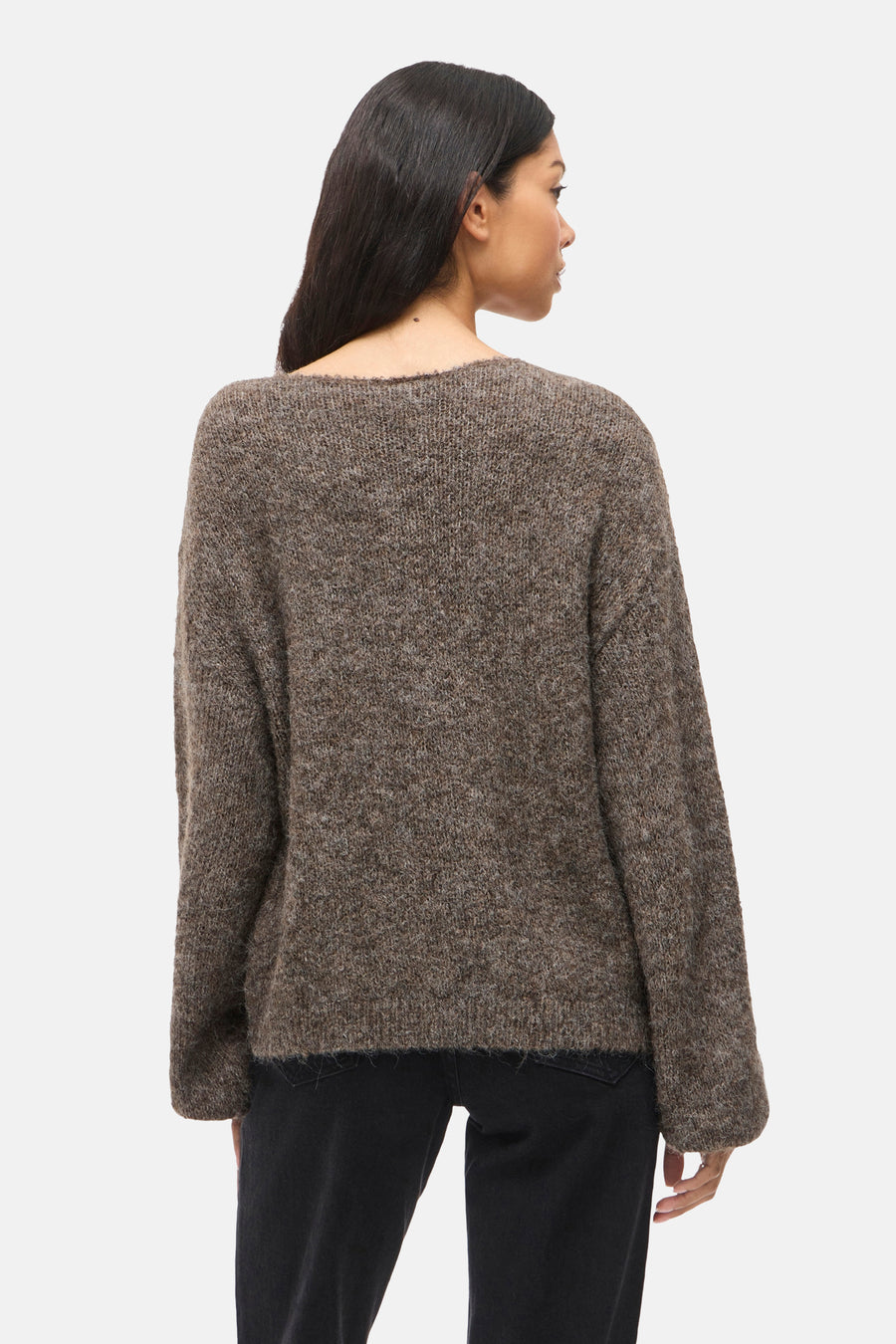 Pull brun en maille de VILA®, vu de dos, porté avec un jean noir.
