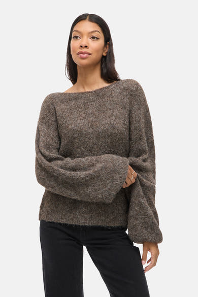 Pull marron en maille grossière de VILA®, porté avec un pantalon noir.