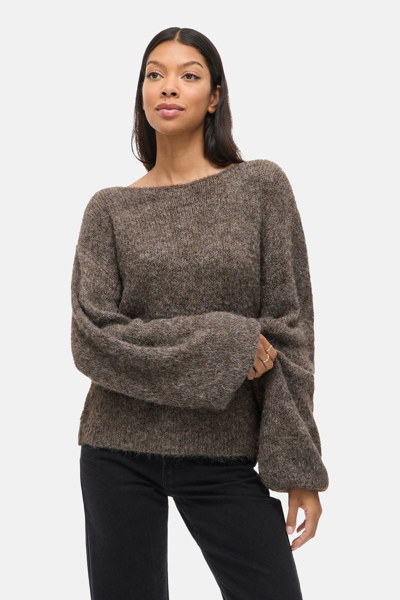 Bruine trui met grove structuur van VILA®, gedragen met een zwarte broek.