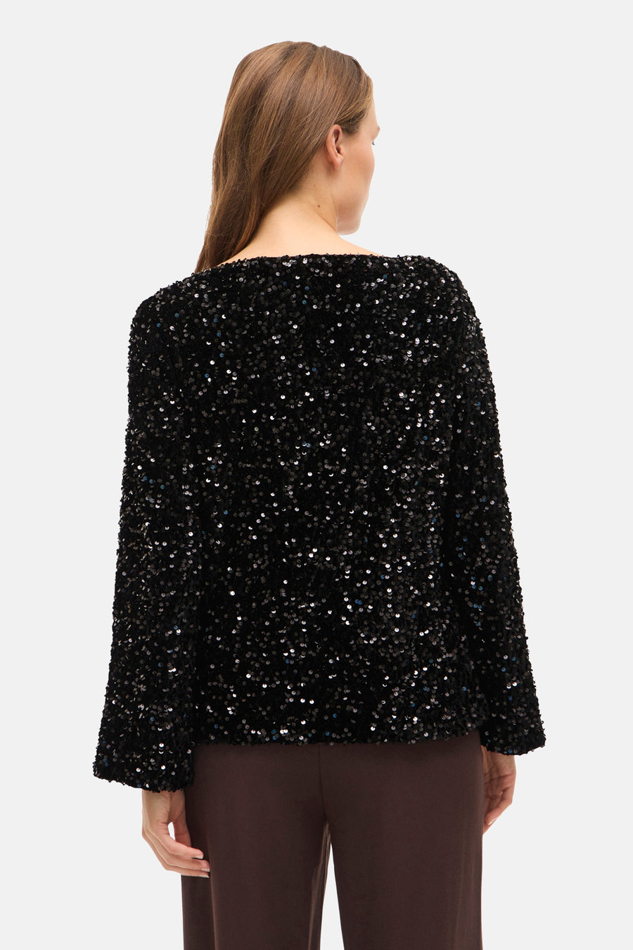 Zwarte blouse met lange mouwen van VILA versierd met glinsterende pailletten, achterzijde.