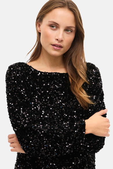 Zwarte blouse met lange mouwen van VILA®, versierd met glinsterende pailletten, gedragen door een vrouw.