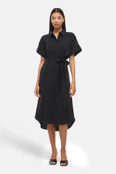 Robe noire boutonnée de VILA, avec une ceinture nouée, des manches courtes à revers et une coupe midi asymétrique.