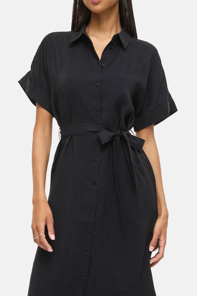 Zwarte jurk van VILA®, met een strikceintuur in de taille en een doorlopende knoopsluiting.