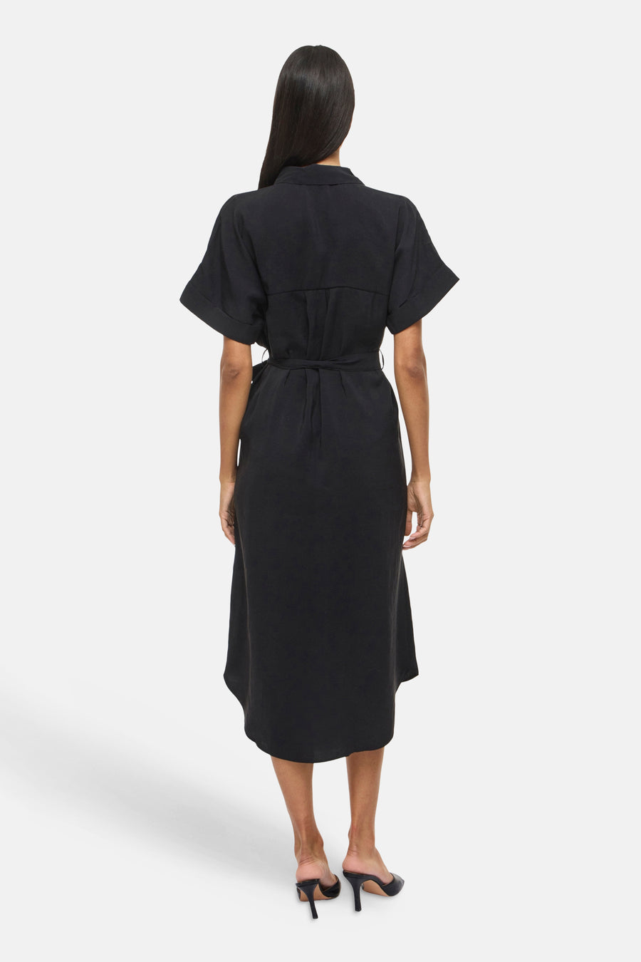 Zwarte jurk van VILA, midi-model met ceintuur in de taille en korte mouwen, achterzijde.