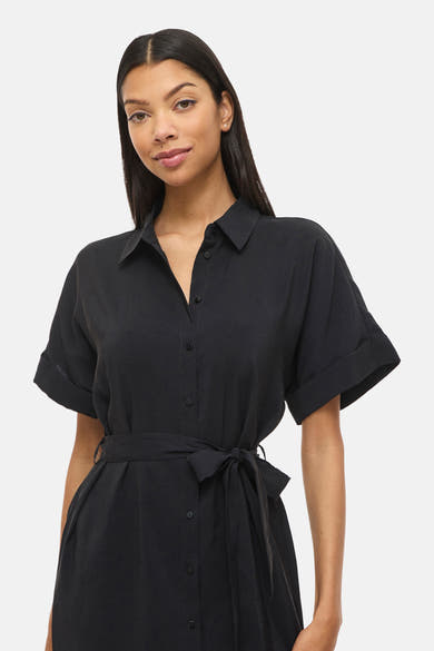 Zwarte jurk van VILA®, met strikceintuur in de taille en korte mouwen met omslag.