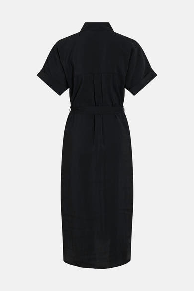 Zwarte jurk van VILA® met een ceintuur in de taille en korte mouwen met omslag.
