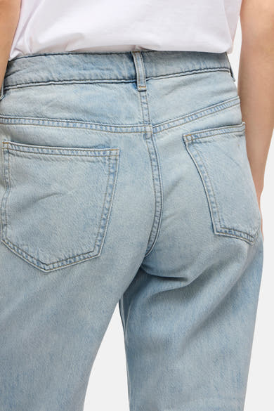 Wijde spijkerbroek in lichtblauw denim van VILA, met achterzakken en riemlussen.