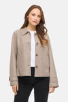Veste courte beige par VILA, avec col tailleur et boutons apparents, portée sur un t-shirt blanc et un jean noir.