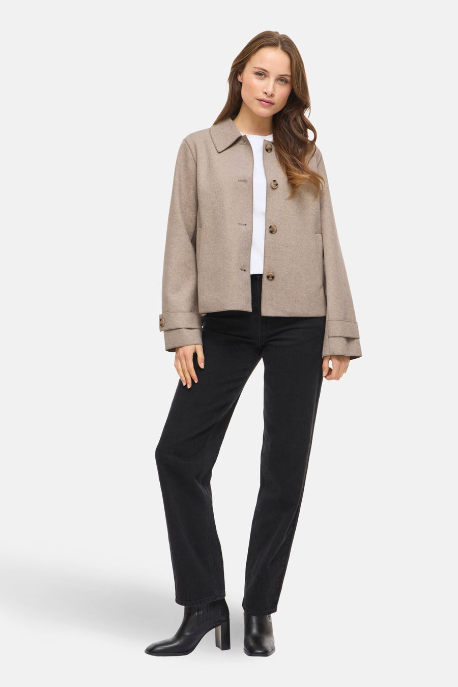 Veste courte beige de VILA, portée avec un t-shirt blanc, un jean noir et des bottines en cuir.