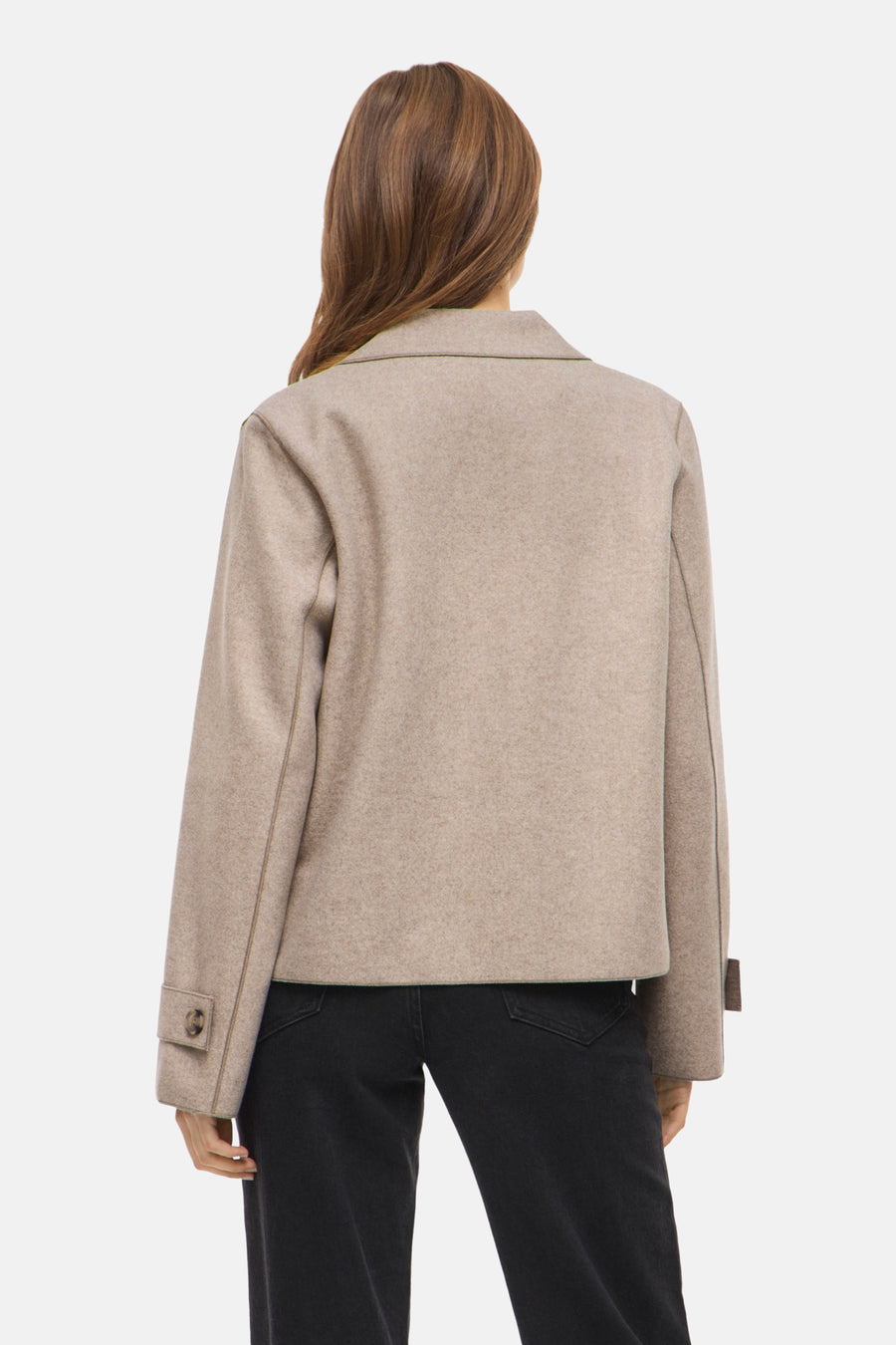 Veste courte beige de VILA®, vue de dos, avec finitions contrastantes et portée sur un jean noir.
