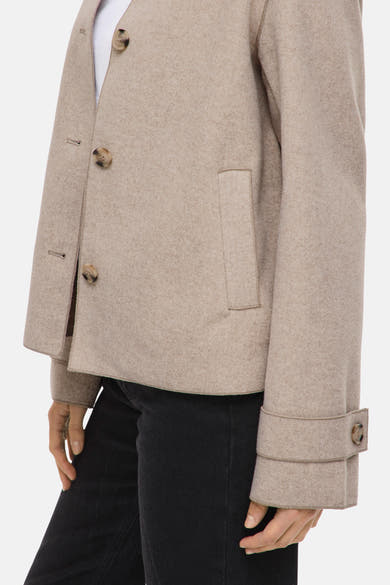 Veste courte beige de VILA, avec une poche poitrine et des boutons marron sur le devant et les poignets.