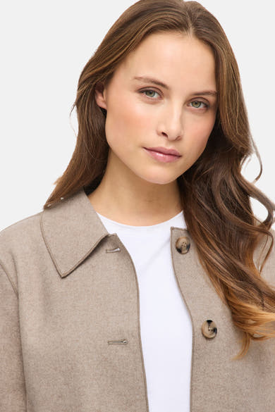 Veste courte beige de VILA, avec col tailleur, boutons décoratifs et texture douce.
