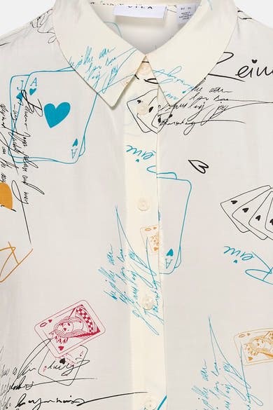 Chemisier multicolore à manches longues de VILA®, avec un motif de cartes à jouer et des détails d'écriture.
