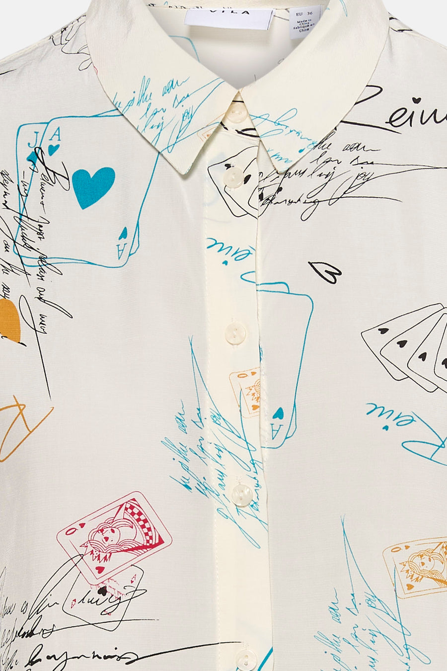 Chemisier multicolore à manches longues de VILA®, avec un motif de cartes à jouer et des détails d'écriture.
