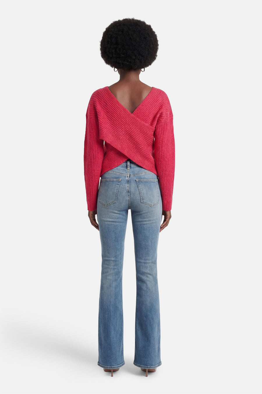 Pull rose à col rond de VILA®, porté avec un jean taille haute évasé.