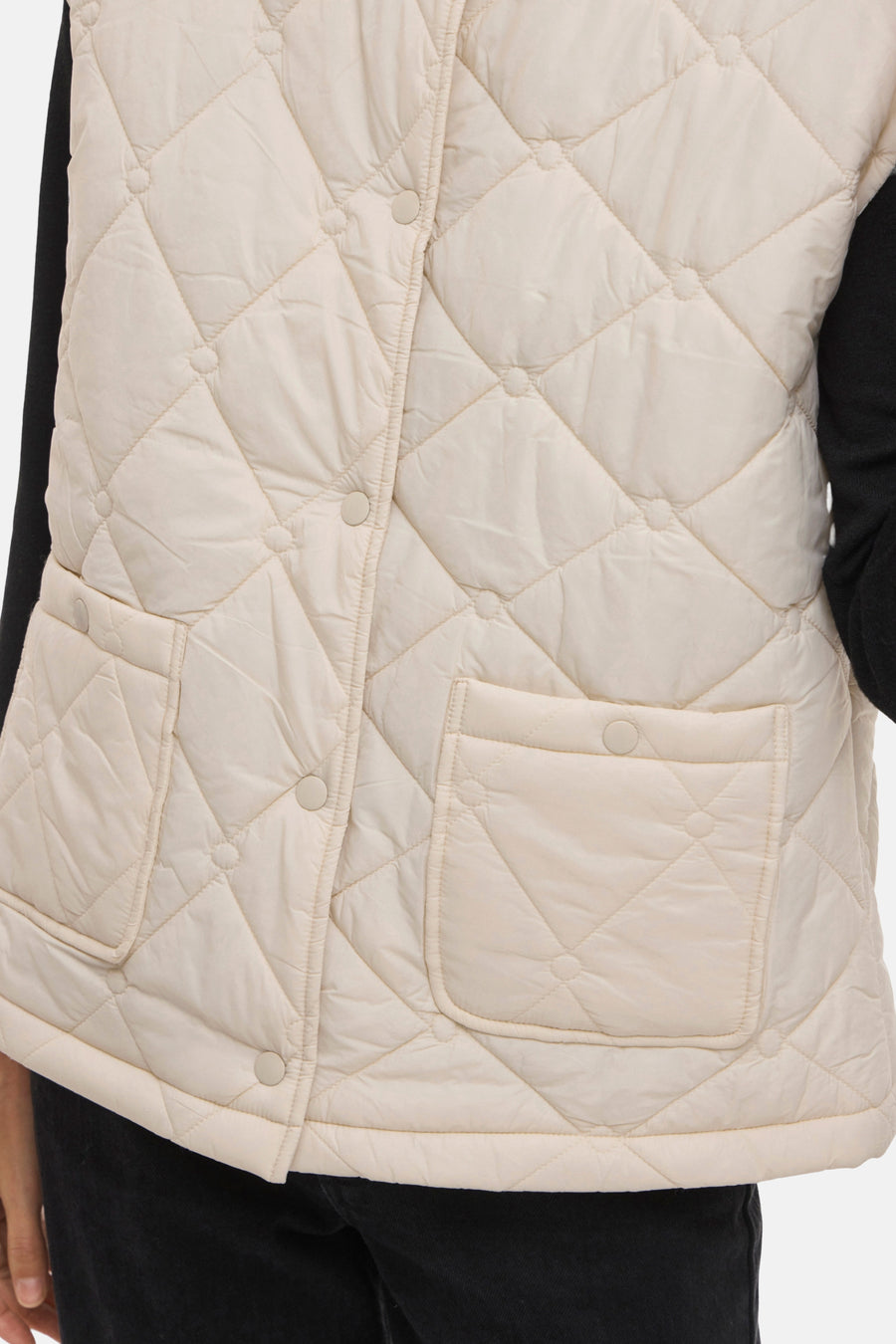 Beige mouwloos gewatteerd vest van VILA® met ruitpatroon en opgestikte zakken.