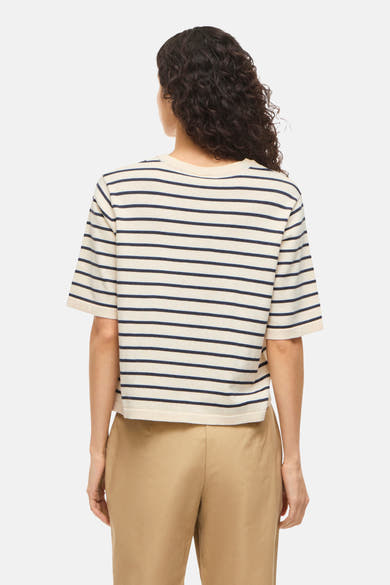 Beige T-shirt met korte mouwen VILA®, marineblauwe strepen, gedragen met een zandkleurige broek, achtergezicht.