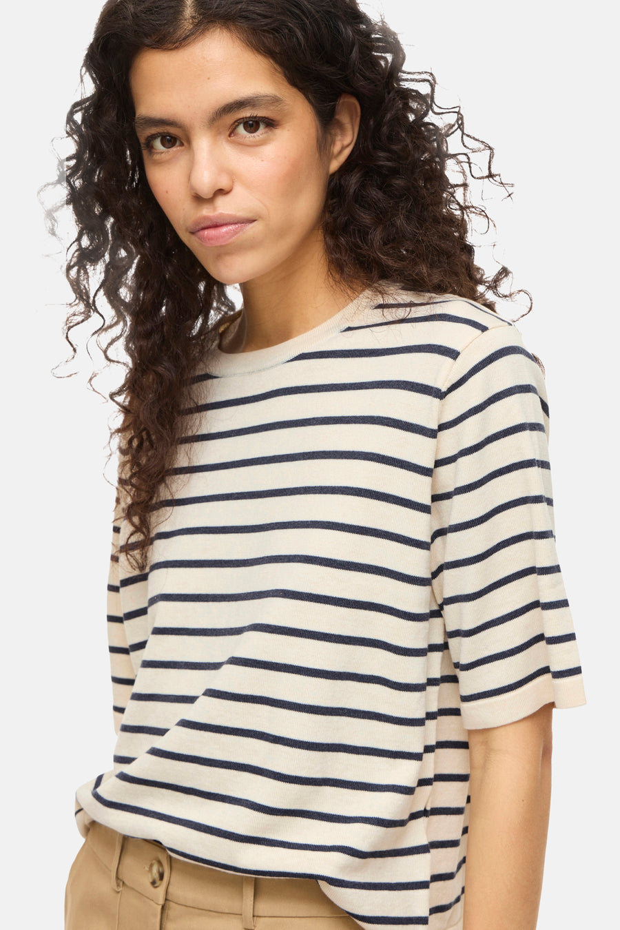 Beige gestreept T-shirt met korte mouwen van VILA, gedragen met een kaki broek.