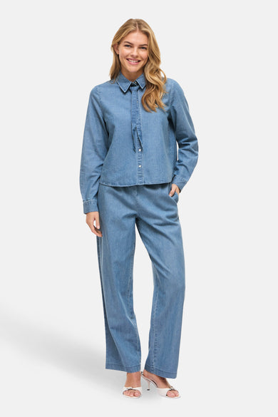 Lichtblauwe spijkerblouse van VILA® met strikkraag en zichtbare knoop.