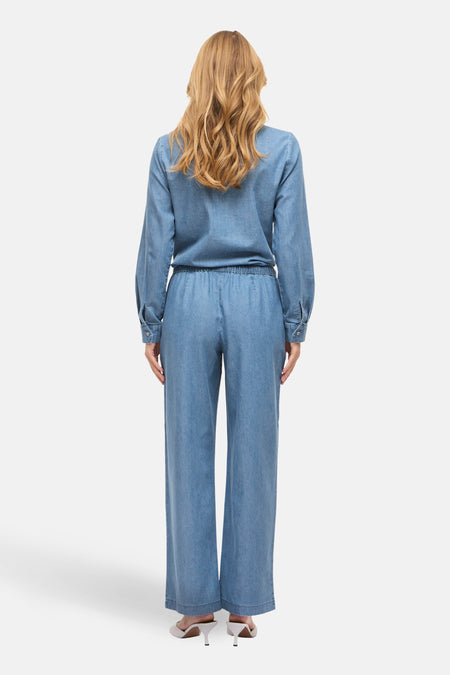 Pantalon en denim bleu clair de VILA, coupe ample et jambes larges, présenté de dos.