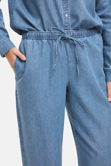 Lichtblauwe spijkerbroek van VILA® met elastische tailleband en gestrikte trekkoord.