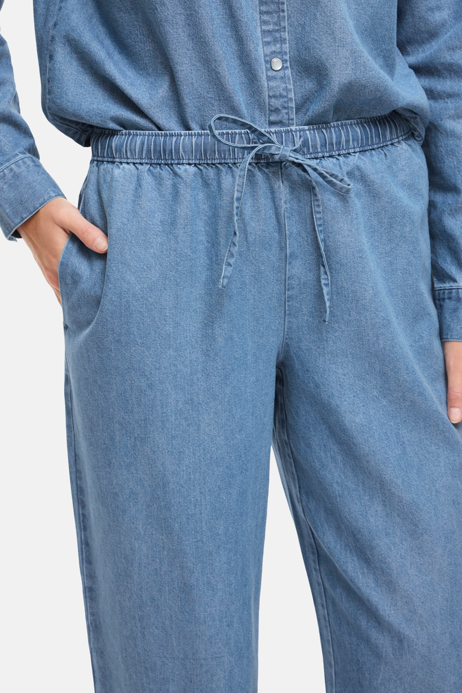 Lichtblauwe spijkerbroek van VILA® met elastische tailleband en gestrikte trekkoord.