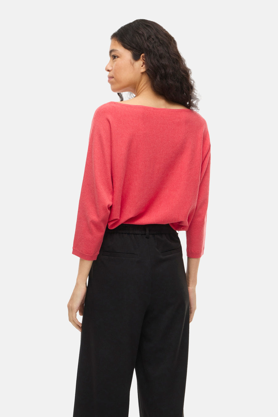 Pull à col rond rose de VILA, porté avec un pantalon noir ample, vue de dos.