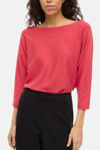 Pull à col rond rose de VILA®, porté avec un pantalon noir taille haute.
