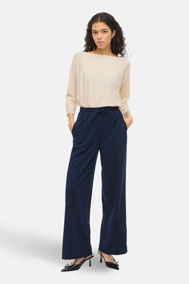 Pull à col rond beige de VILA®, manches longues et coupe décontractée.