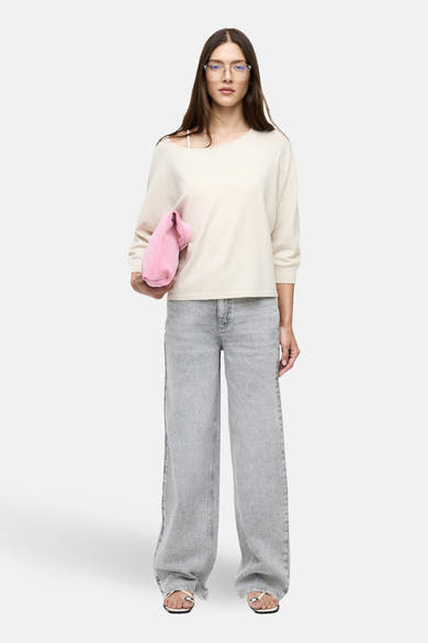 Pull à col rond beige de VILA®, porté avec un pantalon large gris et des sandales.