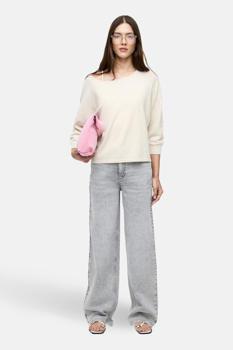 Pull à col rond beige de VILA®, porté avec un pantalon large gris et des sandales.