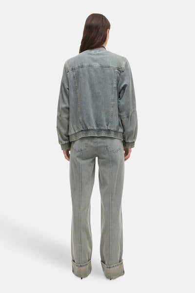 Jean large en denim bleu clair de Rouge Edit, avec ourlets retroussés et surpiqûres centrales.
