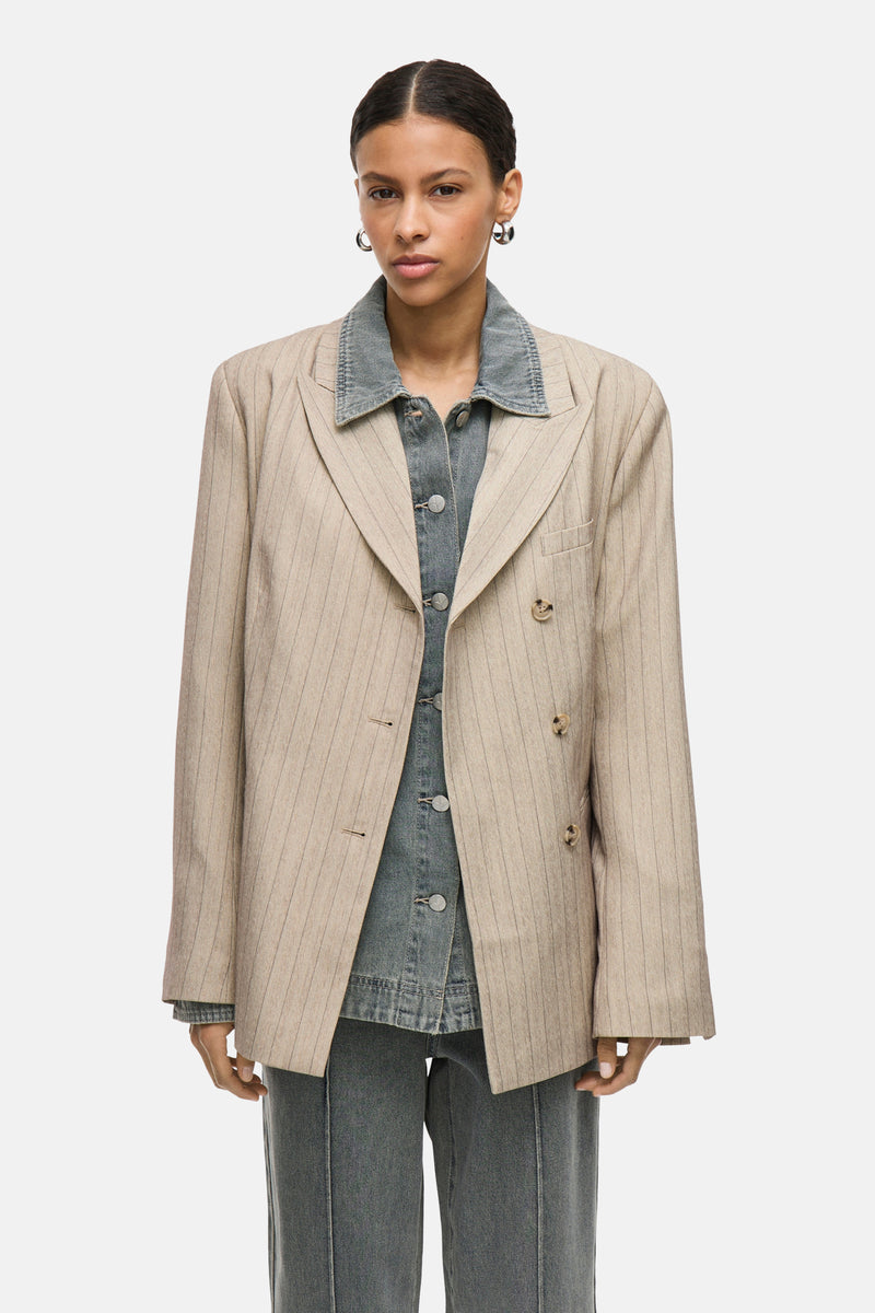 Blazer beige à rayures de ROUGE EDIT, porté avec une chemise et un pantalon en denim gris.

