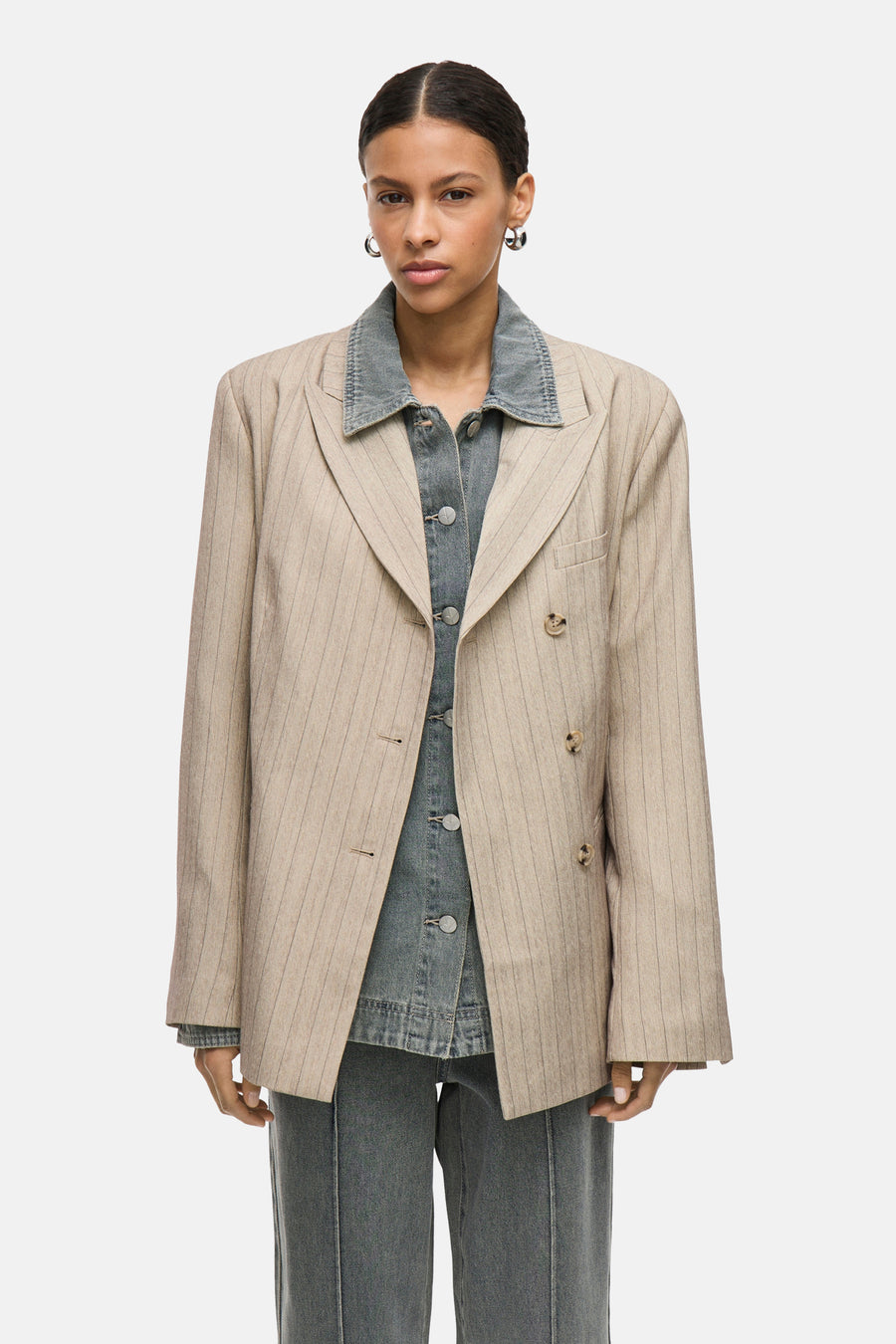 Beige blazer met fijne strepen van Rouge Edit, gedragen met een spijkerblouse en een bijpassende broek.
