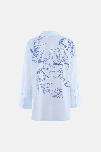 Chemise à manches longues bleue à rayures par VILA®, avec un grand motif floral sur le dos.
