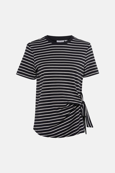 Zwart gestreept T-shirt met korte mouwen van VILA®, met decoratieve knoop aan de zijkant, gedragen met een casual spijkerbroek.