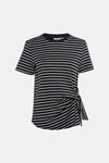 Zwart gestreept T-shirt met korte mouwen van VILA®, met decoratieve knoop aan de zijkant, gedragen met een casual spijkerbroek.
