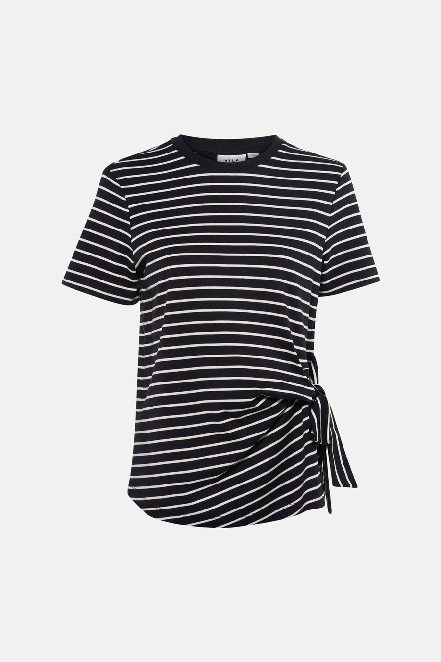 Zwart gestreept T-shirt met korte mouwen van VILA®, met decoratieve knoop aan de zijkant, gedragen met een casual spijkerbroek.