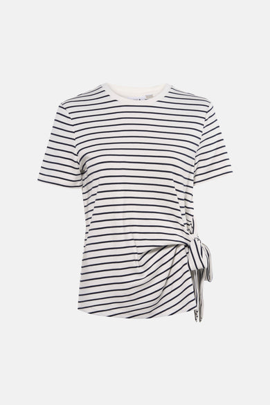 Wit T-shirt met korte mouwen en strepen, van VILA®, gedragen met een wijde blauwe jeans.