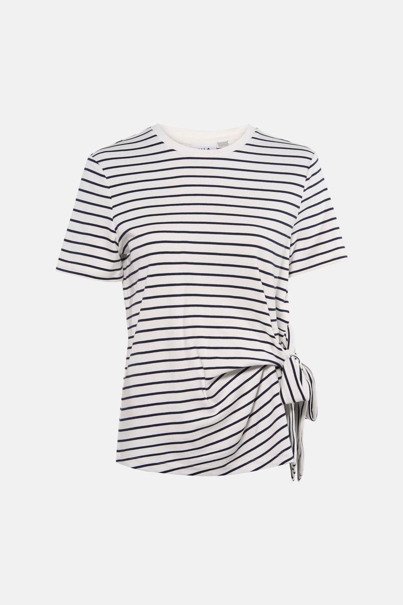 Wit T-shirt met korte mouwen en strepen, van VILA®, gedragen met een wijde blauwe jeans.