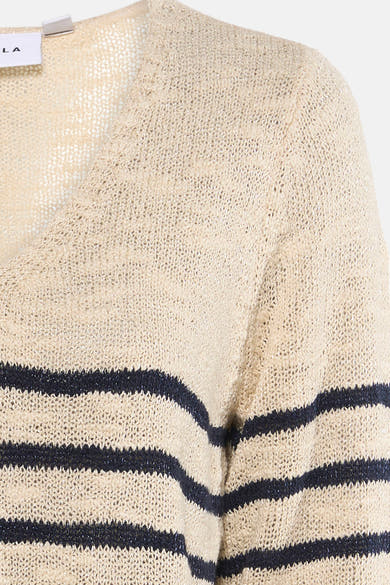 Pull col V multicolore de VILA®, à rayures bleu marine horizontales sur fond beige maille.