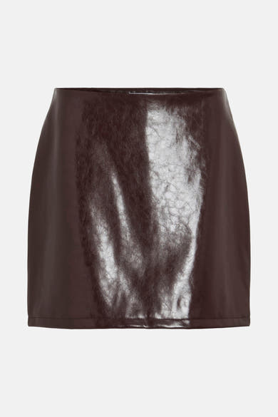 Bordeauxkleurige imitatielederen minirok van VILA®, met een getextureerd glanzend effect.